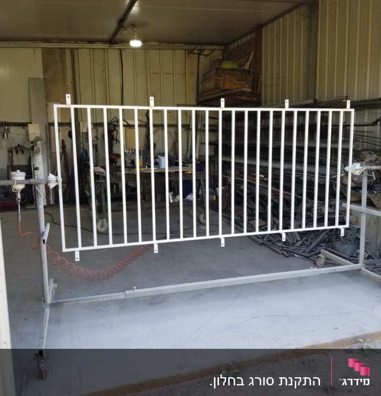 מסגרת מתכת לבנה על מתקן גלגלים בסדנה